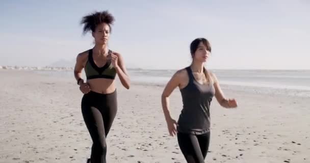Kilku Przyjaciół Bieganie Trening Plaży Fitness Szkolenia Odpowiedzialności Cardio Wyścig — Wideo stockowe
