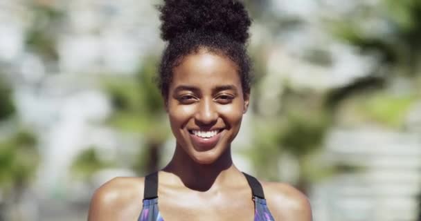 マラソントレーニング トレーニングのための笑顔で街の黒人女性のフィットネス 幸せで顔 ランニングのためのアフリカの人々のスポーツ — ストック動画