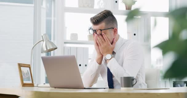 ビジネスマン レポートを読むためのノートパソコンの疲れとストレス 破産リスクとオンラインの間違いやエラー またはコンピュータの疲労のための痛みと眼鏡を有する従業員または労働者 — ストック動画