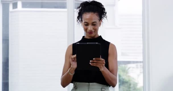 Επιχειρήσεις Γραφείο Και Μαύρη Γυναίκα Tablet Πληκτρολόγηση Και Internet Ανάλυση — Αρχείο Βίντεο