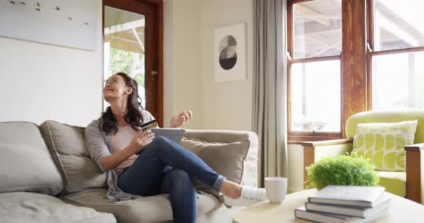 태블릿 온라인 Fintech 거래를 합니다 디지털 가정용 사람들은 상거래 — 비디오