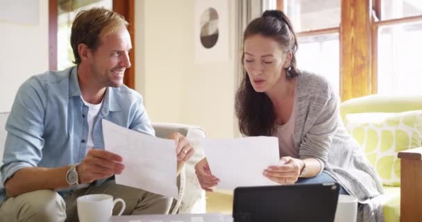Glückliches Paar Planungsrechnungen Und Haushalt Mit Finanzunterlagen Steuern Und Hypothekenanträgen — Stockvideo