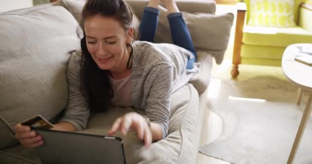 Жінка Розслабся Планшет Кредитною Карткою Онлайн Покупки Цифрових Платежів Або — стокове відео