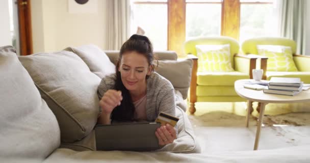 Mulher Tablet Relaxar Cartão Crédito Para Compras Line Pagamento Digital — Vídeo de Stock