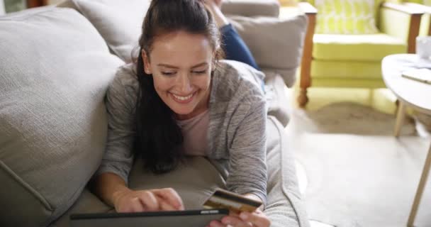 집에서 온라인 디지털 핀테크 성공을위한 소파에 태블릿 상거래 가입을위한 주먹을 — 비디오