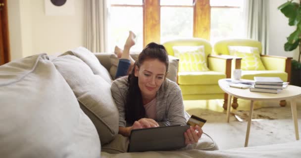 Mulher Tablet Cartão Crédito Sofá Para Compras Line Pagamento Digital — Vídeo de Stock