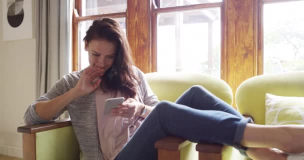 Mobilní Telefon Domů Rozesmátá Žena Čtoucí Online Seznamovací Fórum Vtipné — Stock video