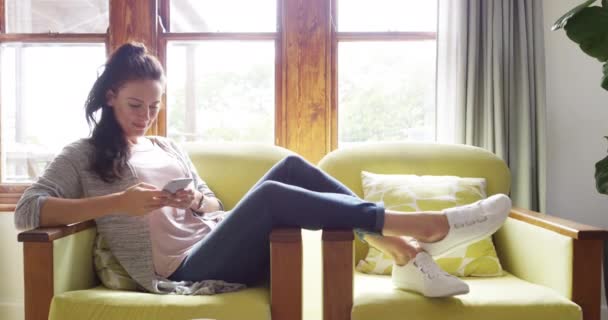 Telefon Relaks Domu Szczęśliwa Kobieta Wpisując Online Dating Komunikacji Wyszukiwania — Wideo stockowe
