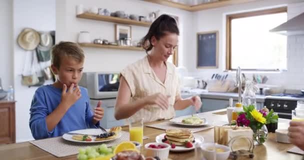 早餐和母亲在一家餐厅里拥抱她的儿子 为健康或营养而吃饭时 与父母拥抱男孩的爱 孩子和食物 — 图库视频影像