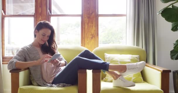 Мобільний Телефон Розслабитися Вдома Щаслива Жінка Вводить Онлайн Додаток Знайомств — стокове відео