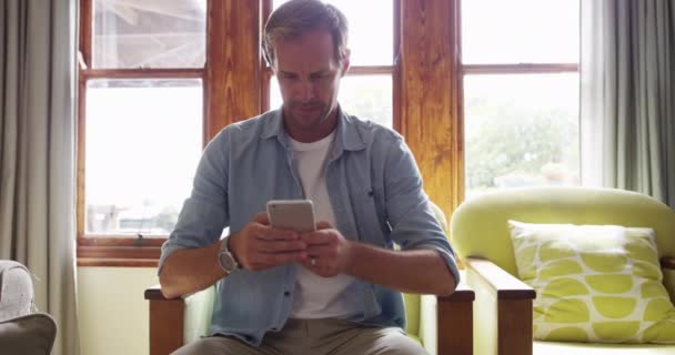 Мобільний Телефон Розслабитися Вдома Чоловік Вводить Онлайн Форум Знайомств Сповіщення — стокове відео