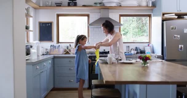 Mamá Niña Guantes Para Limpiar Cocina Ayudando Mano Enseñando Higiene — Vídeos de Stock