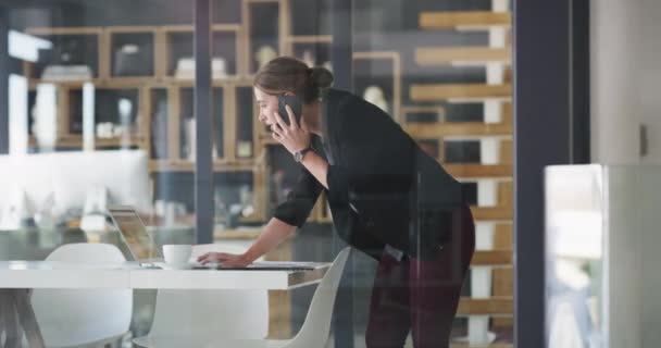 Telefon Görüşmesi Ofis Bilgisayarı Çevrimiçi Eleştiri Okuyan Mutlu Kadın Geri — Stok video