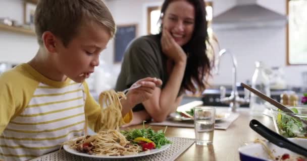 Makanan Bahagia Dan Lucu Dengan Keluarga Dapur Untuk Kesehatan Cinta — Stok Video