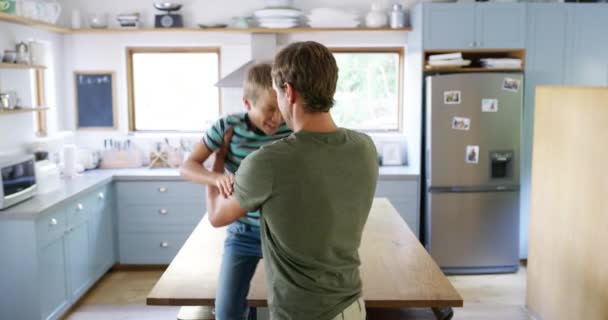 Alto Cinco Apoio Pai Com Filho Cozinha Mesa Ligação Conversa — Vídeo de Stock