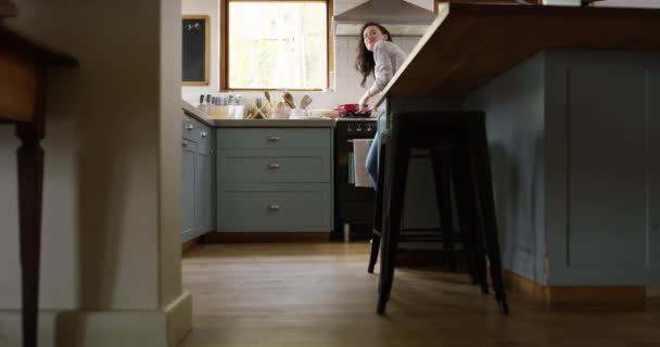 Manžel Manželka Vaření Kuchyni Oběd Ochutnávka Test Úsměvem Pořádku Znamení — Stock video