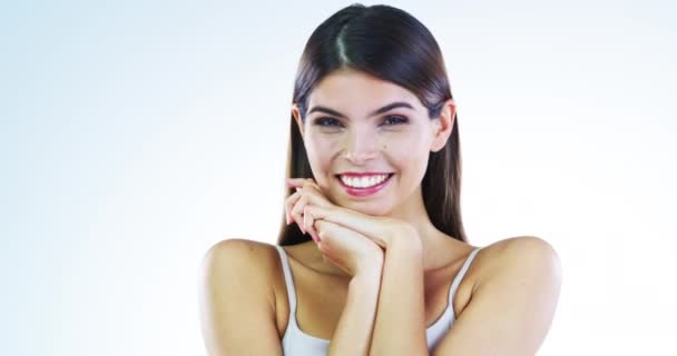 Mujer Feliz Cara Belleza Cuidado Piel Maquillaje Cosméticos Sobre Fondo — Vídeos de Stock