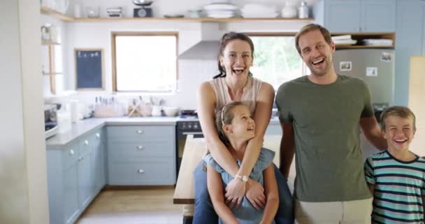 Tvář Objetí Šťastná Rodina Kuchyni Smějící Pouto Baví Spolu Doma — Stock video