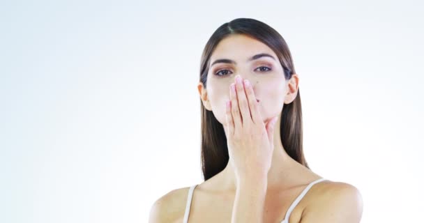 Mujer Feliz Cara Soplado Beso Para Cuidado Piel Belleza Maquillaje — Vídeo de stock