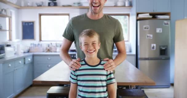 Papa Jongen Kind Keuken Met Gezicht Bij Elkaar Glimlach Knuffel — Stockvideo