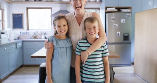 Máma Děti Kuchyně Obličejem Sebe Usmívat Objímat Pečovat Vzrušovat Smíchy — Stock video