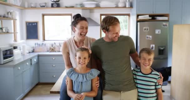Tvář Šťastná Rodina Smích Kuchyni Zábavou Pouto Konverzace Doma Spolu — Stock video