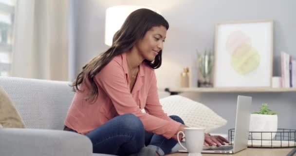 거실에서 이메일 통신과 가정의 소파에 노트북과 커피를 마시는 블로깅 프로젝트 — 비디오