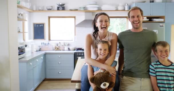 Tvář Šťastný Rodina Kuchyni Objetím Podporu Bezpečí Svém Domě Společně — Stock video