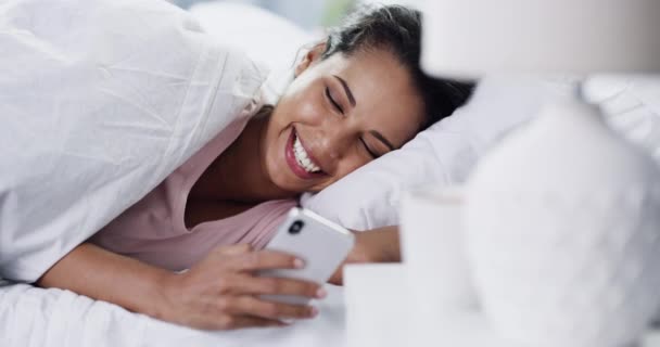 在社交媒体 移动应用或互联网上 放松和女人在床上的电话里 来自墨西哥的年轻貌美的年轻女性带着手机在家里的网站上滚动 — 图库视频影像