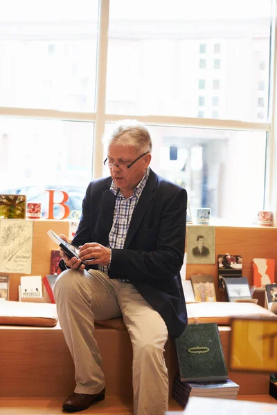 Senior Man Bibliotheek Auteur Met Boek Voor Literatuur Kennis Verhaal — Stockfoto