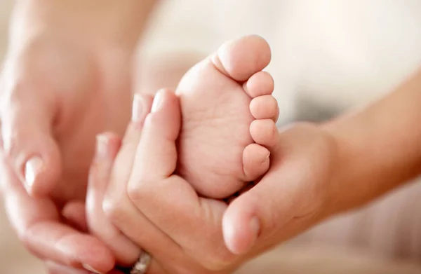 Baby Fötter Och Närbild Händer Mor Ett Hus Med Kärlek — Stockfoto