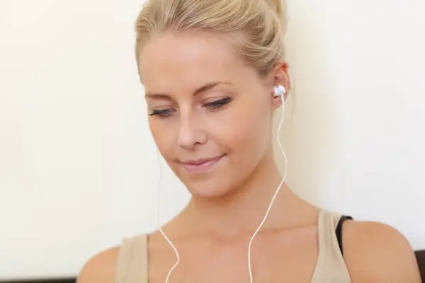 Estudiante Universitaria Mujer Escuchando Música Con Auriculares Relajarse Con Tecnología — Foto de Stock