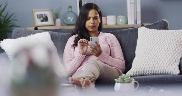 Mujer Smartphone Mecanografía Para Los Pies Sofá Línea Conectarse Relax — Vídeos de Stock