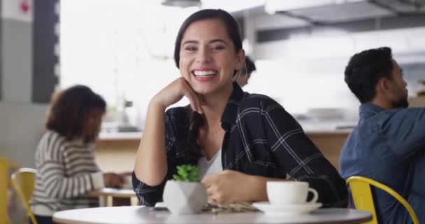 Mujer Cliente Cafetería Con Cara Cafetería Desayuno Restaurante Disfruta Sonríe — Vídeos de Stock