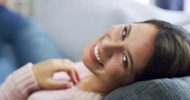 Relájate Feliz Rostro Mujer Sofá Para Descansar Calmar Sonreír Casa — Vídeo de stock