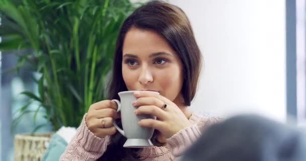 Relaxe Feliz Mulher Com Café Sofá Para Descansar Acalmar Sorrir — Vídeo de Stock