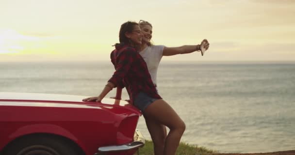 Selfie Γυναίκες Και Φίλοι Χαμόγελο Αυτοκίνητο Και Εξωτερική Οδικό Ταξίδι — Αρχείο Βίντεο