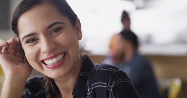 Kadın Mizahla Gülüyor Şakalaşıyor Komik Komedi Mim Restoran Için Mutluluk — Stok video
