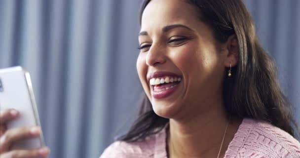 Kobieta Smartfon Śmiać Się Meme Online Social Media Przeglądać Telefon — Wideo stockowe