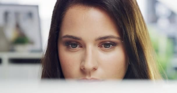 コンピュータ ビジネス女性の顔 オンラインで提案 ウェブサイト 研究に取り組む 電子メール インターネット通信 オフィスでのレポートのためのPc上の人のハッピー タイピングとクローズアップ — ストック動画