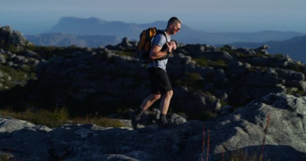 Homme Trekking Randonnée Sommet Montagne Pour Aventure Voyage Fitness Bien — Video