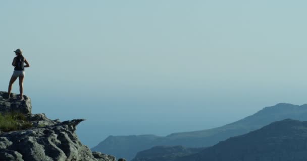 徒步旅行和冒险锻炼 活动和背包 徒步旅行者 健身者和攀登者 用于训练 锻炼和探索自然 业余爱好和为自由而建立的山顶天空模型 — 图库视频影像