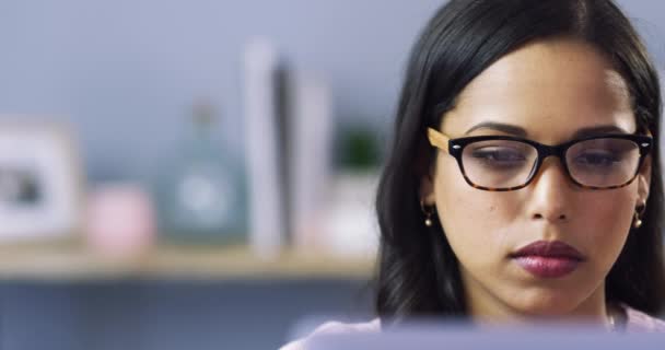 Kobieta Okulary Laptop Sofie Czytania Planowania Edukacji Online Uczenia Się — Wideo stockowe