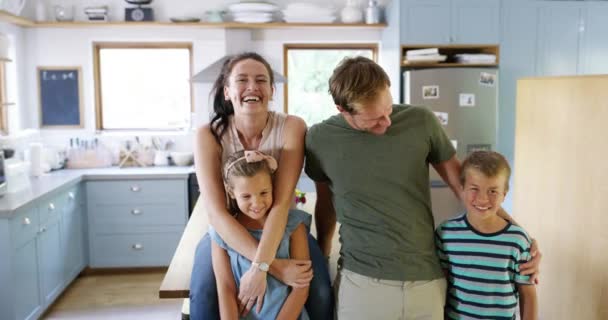 Glücklich Gesicht Und Familie Lachen Einer Küche Mit Umarmung Unterstützung — Stockvideo