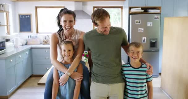 Objetí Tvář Šťastná Rodina Kuchyni Smějící Pouto Baví Spolu Doma — Stock video