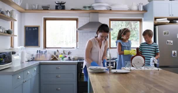 Мама Діти Миття Посуду Кухні Допомоги Викладання Або Навчання Розмові — стокове відео