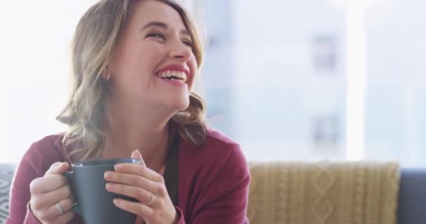 Додому Чашка Кави Обличчя Жінки Сміються Посміхаються Ють Гарячий Шоколад — стокове відео