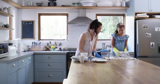 Mãe Menina Lavar Pratos Cozinha Com Mão Ajudando Ensinando Aprendendo — Vídeo de Stock