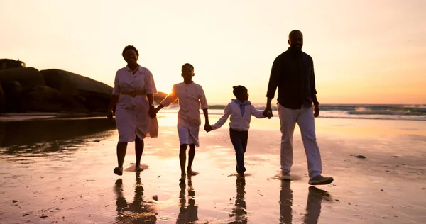 Rodzina Spacery Trzymanie Się Ręce Plaży Zachodzie Słońca Lecie Wakacje — Zdjęcie stockowe