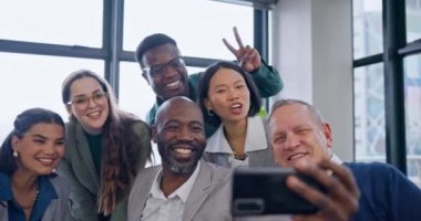 Selfie, komik ve bir grup aptal iş adamı takım oluşturma ya da işbirliği toplantısı için ofiste. Mutluluk, çeşitlilik ve aptal iş arkadaşları iş yerinde birlikte fotoğraf çekiyorlar..